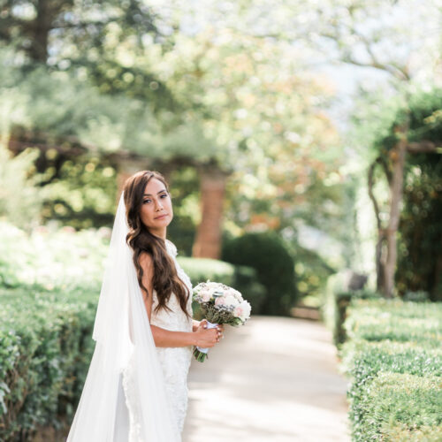 bride in villa cimbrone